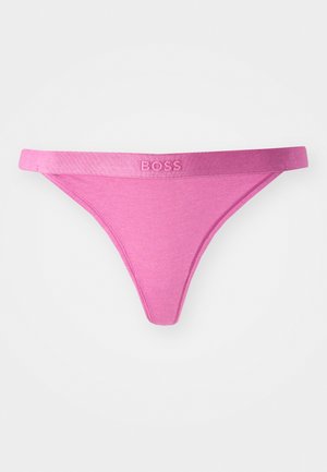 String en coton rose avec une ceinture douce portant le mot "BOSS" en relief. Texture lisse et design simple.