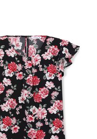 Abito nero floreale con maniche corte arricciate, decorato con grandi rose rosse e rosa e fiori piccoli. Scollo a V con dettagli a pieghe nella parte anteriore.