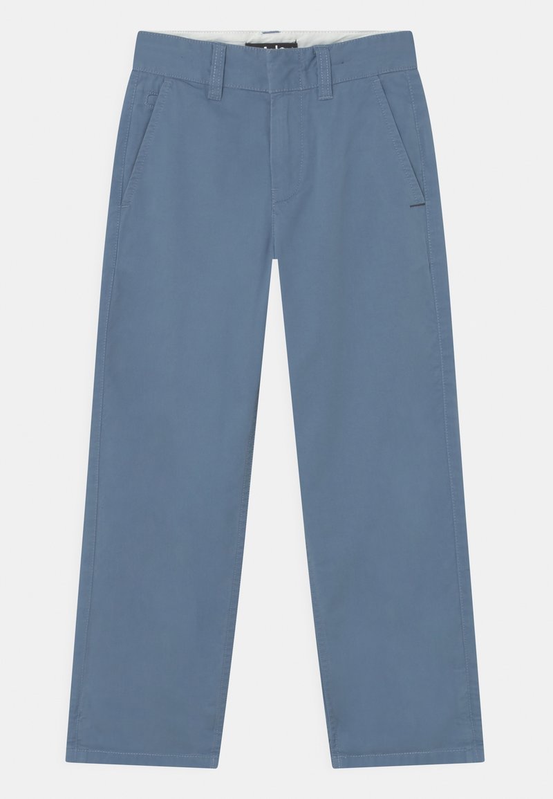 Pantalon décontracté bleu clair en coton avec une coupe droite, doté de poches latérales et d'une ceinture avec passants. Texture lisse.