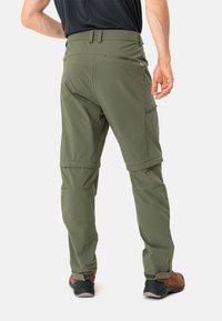 Olivgrüne Wanderhosen mit abnehmbaren Beinen, verstärkten Nähten, zwei seitlichen Taschen und verstellbaren Bündchen; aus leichtem, atmungsaktivem Stoff gefertigt.
