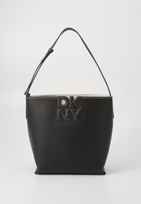 Melna ādas spainīša soma ar iepresētu "DKNY" logo, regulējamu siksnu un kontrastējošiem diegiem. Gluda tekstūra ar strukturētu formu.