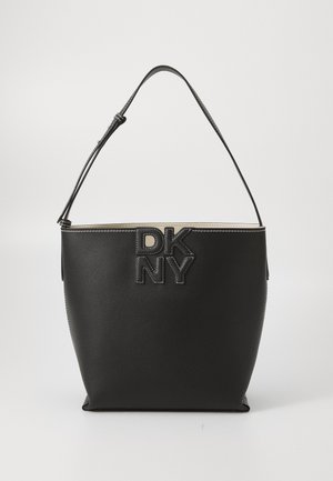 Juodas odinis kibirėlio tipo krepšys su įspaustu "DKNY" logotipu, reguliuojamu dirželiu ir kontrastinga siūle. Lygus paviršius su struktūrine forma.