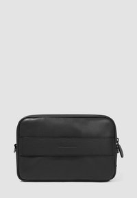 Borsello in pelle nera con finitura testurizzata, forma rettangolare sottile, chiusura con zip e pannello frontale liscio con un logo discreto.