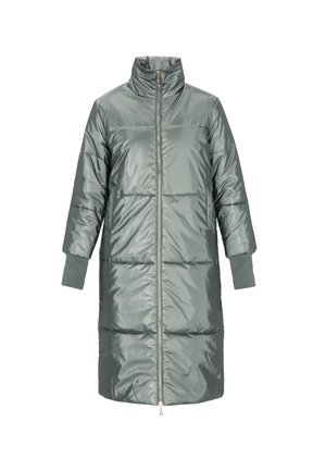 Parka verte gonflée avec un col montant, fermeture éclair à l'avant et poignets élastiques. Texture lisse et brillante avec des sections cousues pour l'isolation.