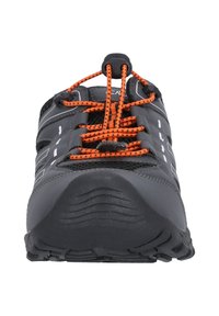 Czarne sportowe buty z pomarańczowymi sznurowadłami i akcentami, z teksturowaną podeszwą, panelami z siateczki oraz odblaskowymi detalami w górnej części.