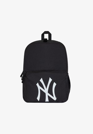 Musta reppu, jossa etutaskussa suuri valkoinen tyylitelty "NY"-logo, yläpuolella kantokahva ja kaksoisvetoketjut.