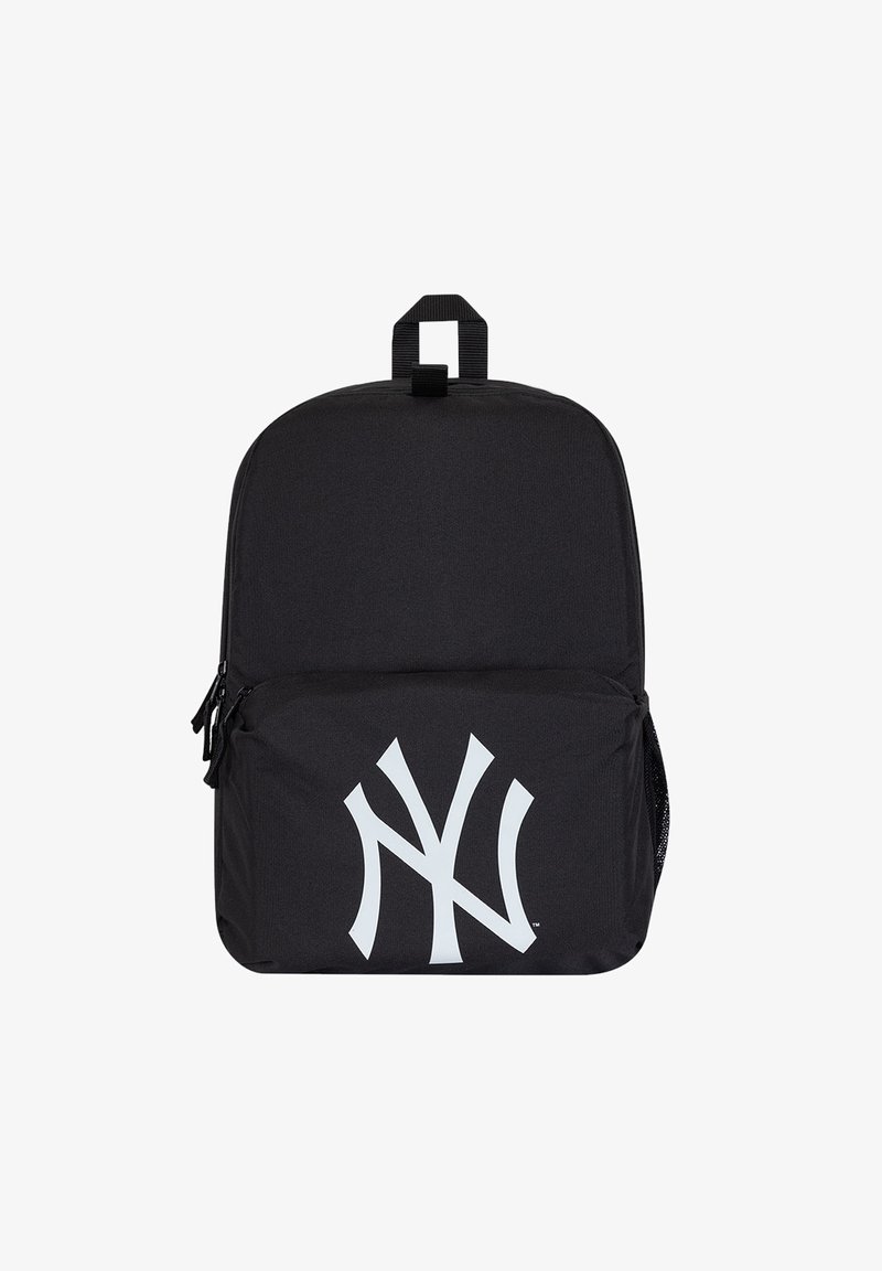 Schwarzer Rucksack mit großem weißem, stilisiertem "NY"-Logo auf der Fronttasche, oberer Trageschlaufe und doppelten Reißverschlussverschlüssen.
