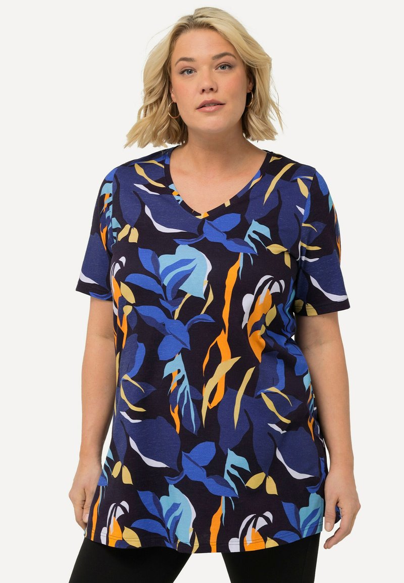Kurzärmliges V-Ausschnitt-Shirt in Dunkelblau mit einem mehrfarbigen Blumenmuster in Blau-, Orange- und Gelbtönen.