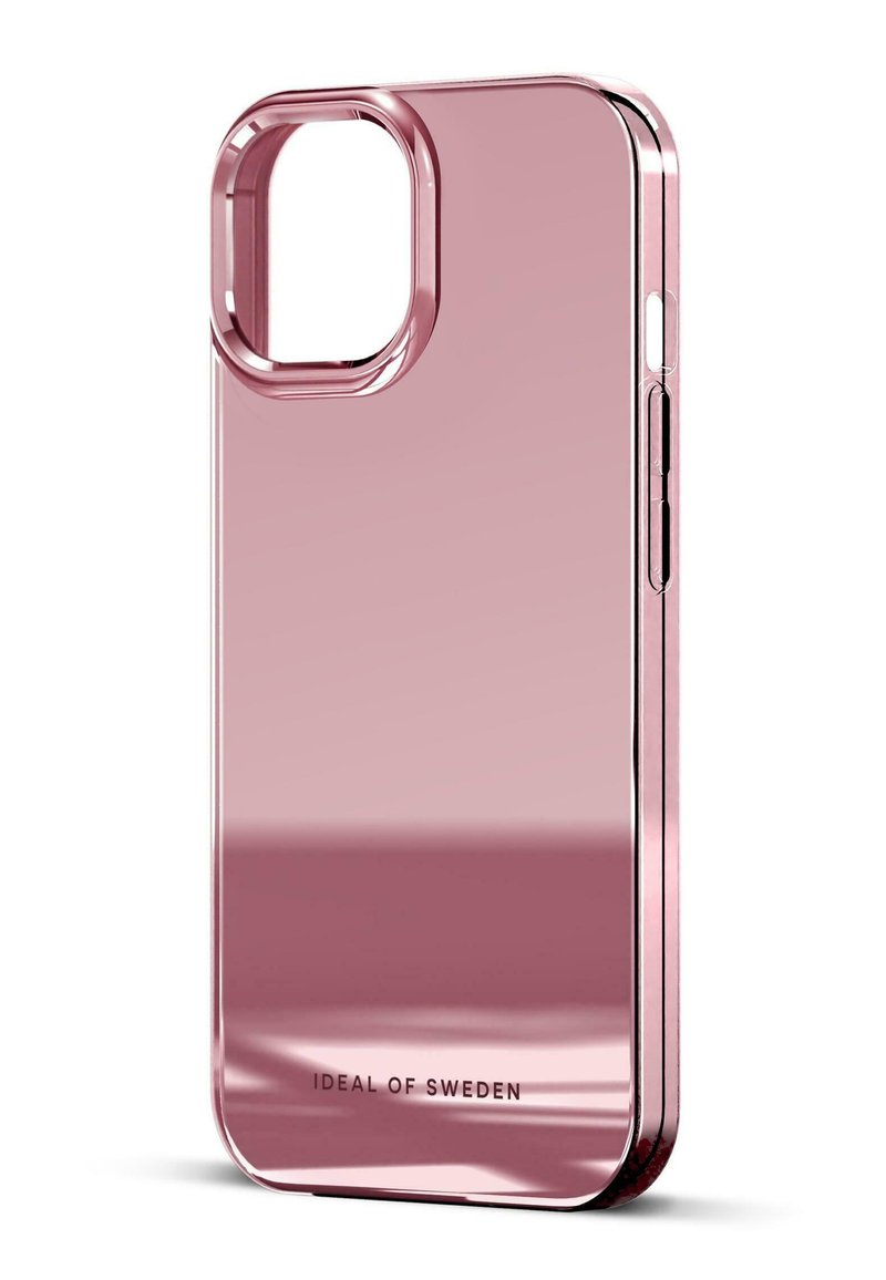 Coque de téléphone transparente rose avec finition brillante, bords arrondis et découpe pour l'appareil photo. Comprend le logo "IDEAL OF SWEDEN" en bas.