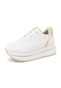 Sneaker bianchi in pelle con dettagli dorati, punta rotonda, design con lacci, tacco testurizzato e suola piatta spessa di colore chiaro.