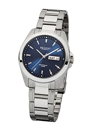 Montre-bracelet en métal argenté avec cadran bleu, index horaires argentés, affichage de la date en blanc indiquant "SAM 22", et nom de marque "REGENT" sur le cadran.
