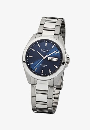 Montre-bracelet en métal argenté avec cadran bleu, index horaires argentés, affichage de la date en blanc indiquant "SAM 22", et nom de marque "REGENT" sur le cadran.