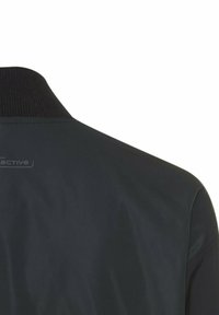 Schwarze Bomberjacke mit geripptem Kragen und glatter Textur, mit einem dezenten Logo-Detail in der Nähe des Ausschnitts.