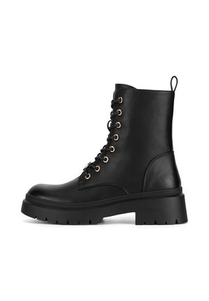 - Botki na platformie