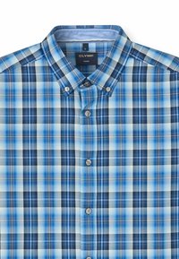 Chemise à manches courtes à carreaux bleus présentant différentes nuances de bleu et de blanc. Conçue avec un col boutonné et des boutons à l'avant.