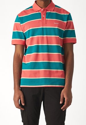 Poloshirt in Koralle und Türkis mit horizontalen Streifen, ausgestattet mit einem geknöpften Kragen und kurzen Ärmeln. Strukturierter Baumwollstoff, GANT-Logo.