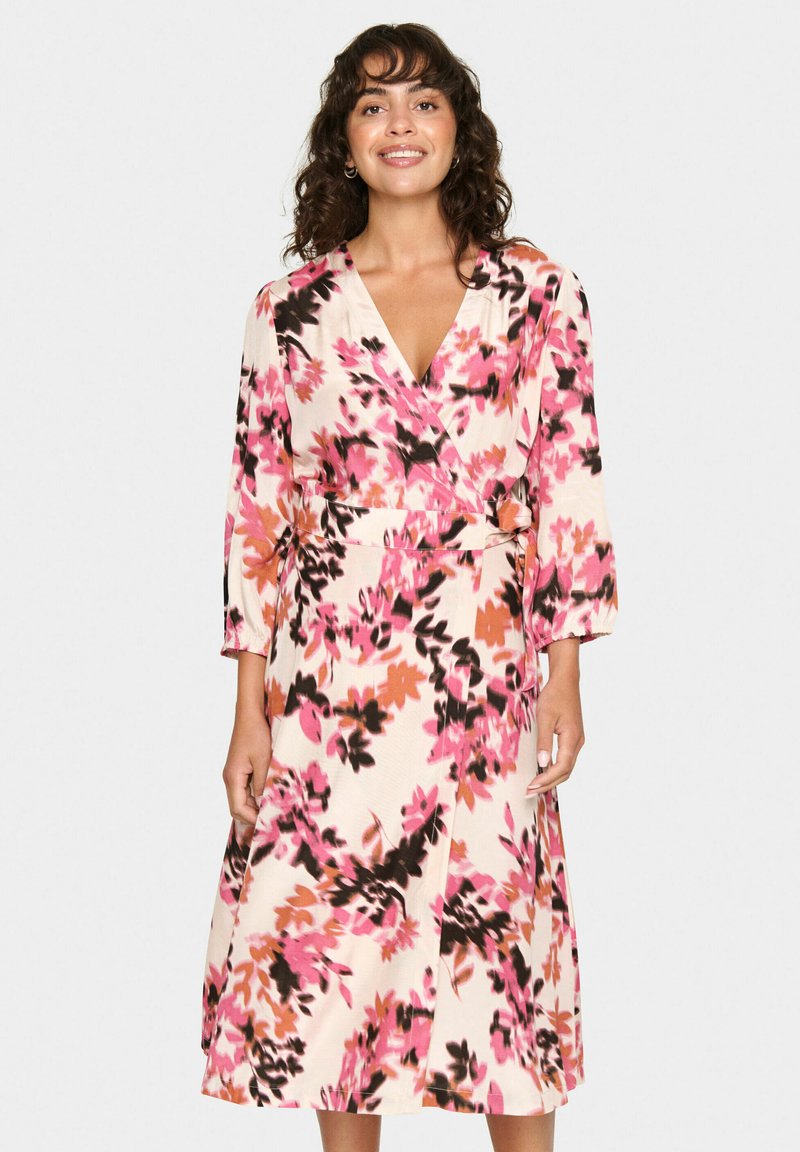 Rochie tip wrap floral dintr-o țesătură moale, cu motive în nuanțe de roz, negru și portocaliu, mâneci lungi și talie accentuată cu curea pentru o siluetă ajustată.