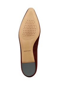 Suela de zapato de ante burdeos con textura suave, diseño afilado y agarre estampado. Presenta un capuchón de tacón negro en contraste y un logo grabado.