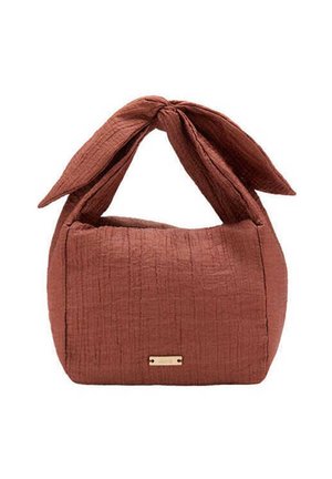 Sac à main carré marron à texture douce avec une anse nouée et une petite étiquette métallique rectangulaire au centre devant.