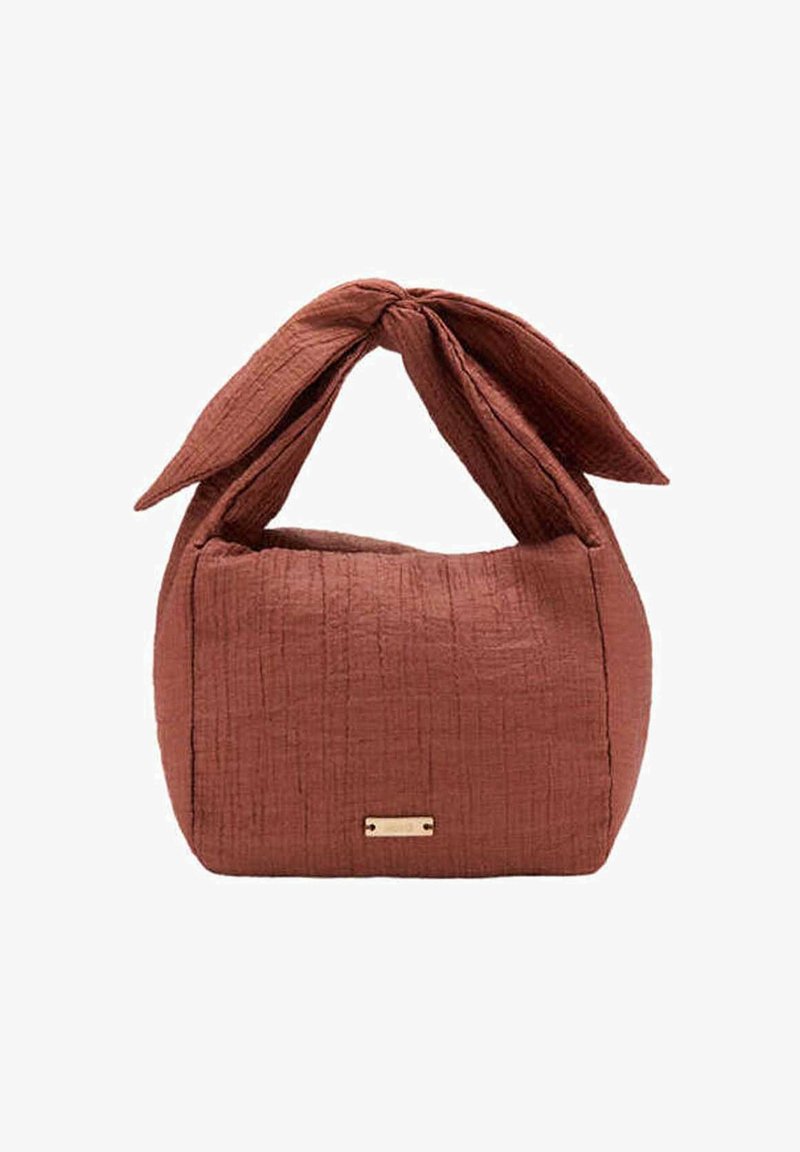 Sac à main carré marron à texture douce avec une anse nouée et une petite étiquette métallique rectangulaire au centre devant.