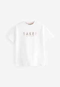 Bijela pamučna majica s kratkim rukavima, središnjim uzorkom u ružičastom zlatu "BAKER" i natpisom "by Ted Baker" ispod. Jednostavan, ležeran dizajn.