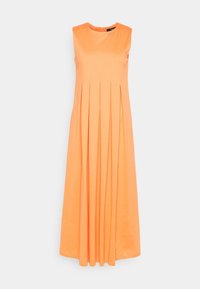 Robe longue orange sans manches avec un col rond et des plis verticaux commençant sous la poitrine et s'étendant jusqu'à l'ourlet.