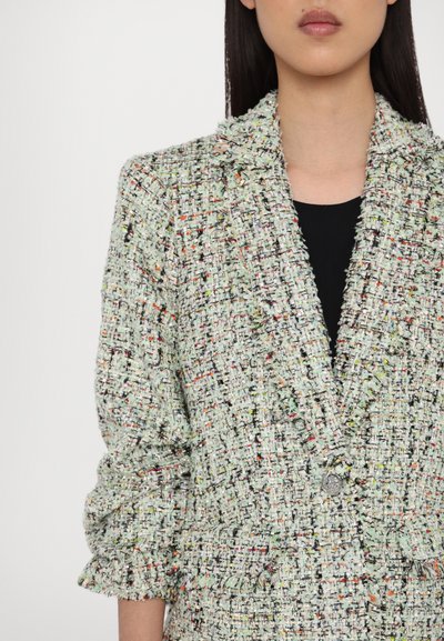 Grüner und mehrfarbiger Tweed-Blazer mit einem Reverskragen, strukturiertem Stoff und einem einzigen Knopfverschluss. Mit gerafften Ärmeln.