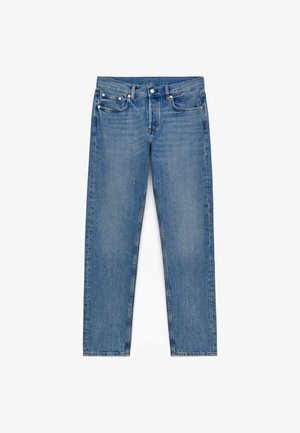 Hellblaue Jeans aus Denim mit geradem Bein, fünf Taschen, subtilen Verwaschungen und silbernen Hardwareelementen. Genähte Details an den Nähten.