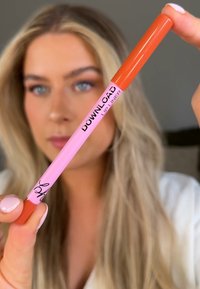 Leppennlinje med en rosa hus og oransje hette, merket "LAST NED LEPPENNLINJE." Har en glatt tekstur og en klar visning av produktnavnet.