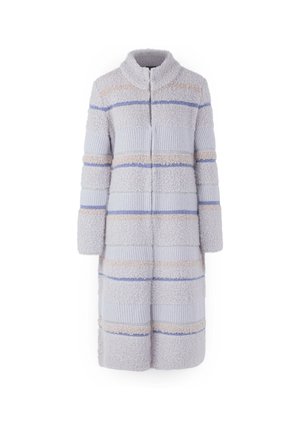 Ein langer Mantel aus weichem, strukturiertem Stoff in Hellgrau mit horizontalen Streifen in gedämpften Pastellfarben. Mit hohem Kragen und langen Ärmeln.