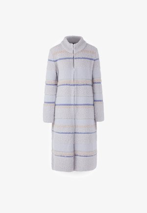 Ein langer Mantel aus weichem, strukturiertem Stoff in Hellgrau mit horizontalen Streifen in gedämpften Pastellfarben. Mit hohem Kragen und langen Ärmeln.