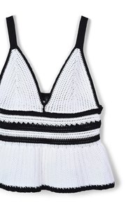Top in cotone bianco all'uncinetto con rifiniture nere. Presenta una forma triangolare, un tessuto testurizzato e un orlo svasato con accenti decorativi neri.