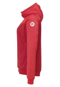 Veste zippée rouge avec capuche, fabriquée en tissu lisse. Présente un logo blanc sur l'épaule gauche et deux poches latérales. Manches à côtes basiques.