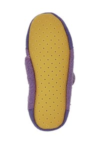 Paarse pantoffel met een textuur, zachte bovenkant van stof. De gele rubberen zool heeft ventilatiegaten en een ronde vorm.