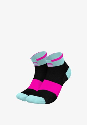 Schwarze Sportstrümpfe mit rosa und hellblauen Streifen an den Bündchen. Sie haben ein auffälliges pinkes Band im Mittelteil und hellblaue Zehen.