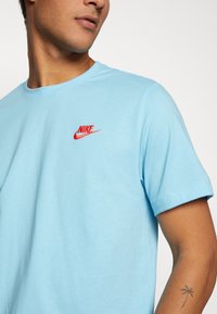 Nike Sportswear CLUB TEE - T-shirt básica - blaurot