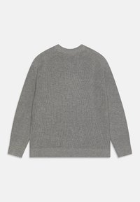 Maglione grigio a maglia con texture a coste, maniche raglan e collo rotondo. Presenta un design uniforme senza motivi o accentuazioni aggiuntive.