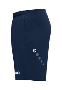 Marineblauwe sportshorts met elastische tailleband, grafische accenten aan de zijkant en wit logo op de linkeronderkant en stippenpatroon aan de rechterkant.