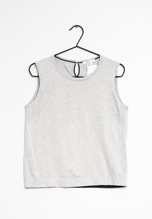 Top gris sin mangas hecho de algodón suave, con cuello redondo y un detalle de abertura en la parte trasera, con un dobladillo recto.