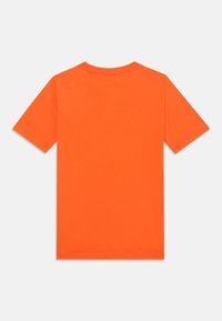 Kortermet t-skjorte med rund hals i klar oransje bomull. Jevn tekstur, vanlig passform, uten synlige logoer eller mønstre.