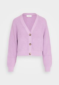 Lilac cropped cardigan i ribbad textur, med V-ringning, långa ärmar och tre bruna knappar fram.
