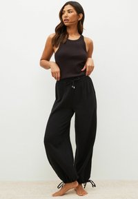 Next CRINKLE REGULAR FIT SET - Nattplagg set - monochrome