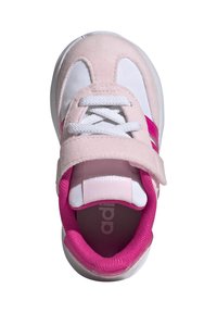 Zapatilla deportiva rosa y blanca con parte superior de ante, lengüeta de malla y diseño de cordones. Presenta una correa de velcro con acentos rosas.