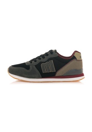 Zapatillas negras y grises con parte superior de ante y malla, acentos en color burdeos, panel lateral texturizado y suela de goma blanca. Presenta cordones redondos.