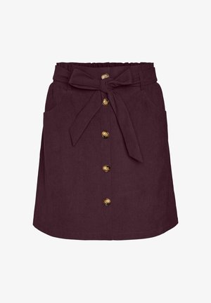 Gonna di velluto a coste alta di vita di un profondo viola, con bottoni frontali, tasche laterali e una cintura in tessuto abbinata annodata a mo' di fiocco.