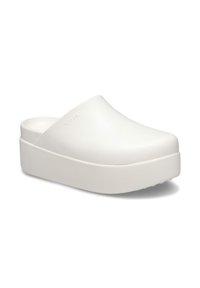 Zuecos de plataforma blancos hechos de material sintético texturizado con un silueta redondeada y un talón elevado, presentando un sutil logo de la marca.