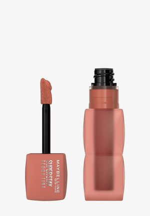 Maybelline Superstay Teddy Tint dans un contenant rose mat avec une tige noire. L'applicateur a une pointe douce et moelleuse pour une application uniforme.