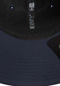 Czapka marynarska z płaskim daszkiem i fakturowanym wnętrzem. Posiada metkę z logo oraz uniesione szwy wzdłuż krawędzi. Wykonana z trwałego materiału i o sztywnej konstrukcji.