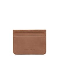 Brązowy skórzany wizytownik z czterema miejscami na karty i wytłoczonym logo. Gładka faktura i minimalistyczny design, z wyraźnie zarysowanymi krawędziami i przeszyciami.