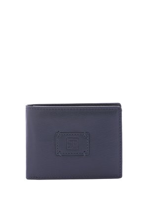 Portafoglio in pelle blu navy con una texture liscia, forma rettangolare e un'etichetta con logo cucita sul davanti. Design compatto, senza hardware visibile.